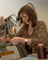 Marilyne L'Eplattenier an der N&auml;hmaschine